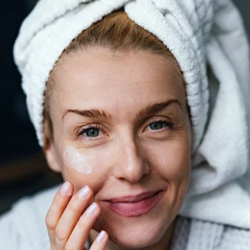 Πώς θα δείχνουμε νεότερες για περισσότερα χρόνια; Τι συμβουλεύουν δερματολόγοι