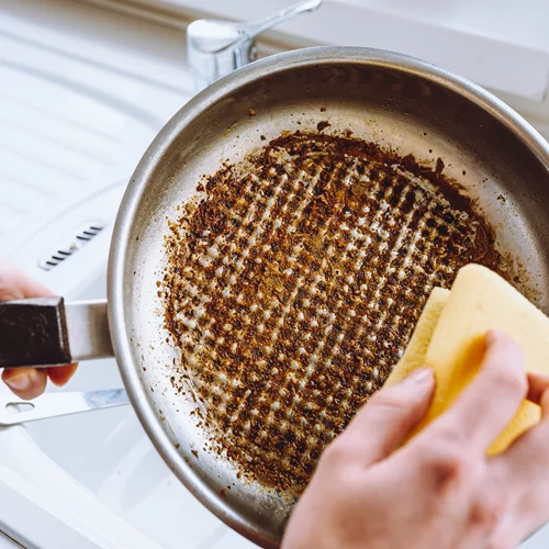 Πώς να καθαρίσεις τη βάση σε ένα τηγάνι; Διώξε τα λάδια εύκολα με 4 υλικά