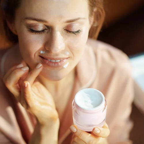 Κρέμα ημέρας ή κρέμα νύχτας; Ποια να επιλέξεις και γιατί