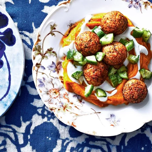 Κεφτεδάκια κοτόπουλο - κινόα με κολοκύθα και σος γιαουρτιού