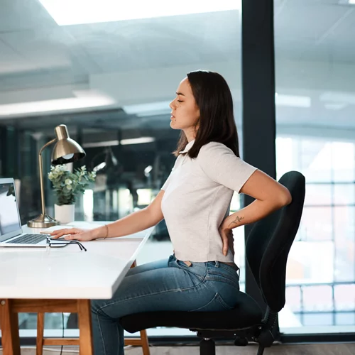 3 ασκήσεις για να ανακουφίσεις τους γοφούς σου μετά από μια πολύωρη καθιστική εργασία