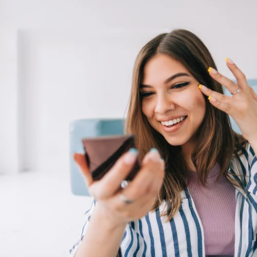 Πώς να καλύψω αποτελεσματικά ένα έντονο σπυράκι;