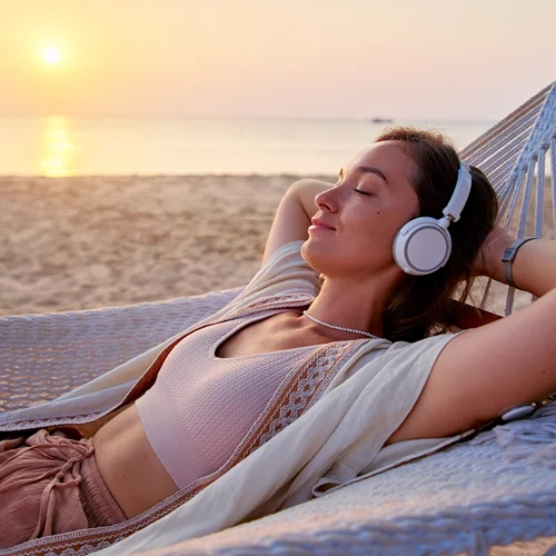 Ακούς μουσική με ακουστικά κάθε μέρα; Τότε δες από τι κινδυνεύεις - ακόμα και πριν τα 40!