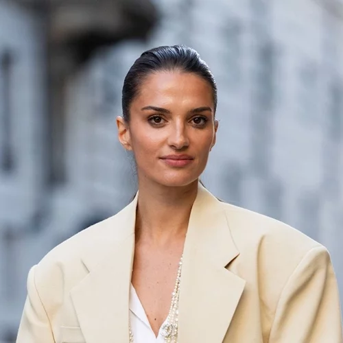 Κι όμως, αυτή η κίνηση μπορεί να κάνει την επιδερμίδα σου πιο λεία και πιο φωτεινή