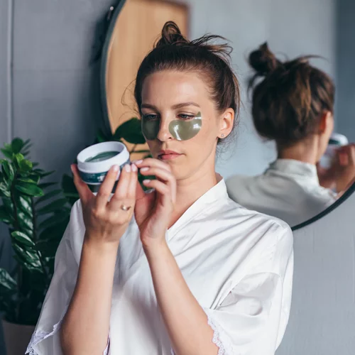 Είναι η καφεΐνη στα προϊόντα περιποίησης η θαυματουργή λύση ενάντια στην αντιγήρανση;