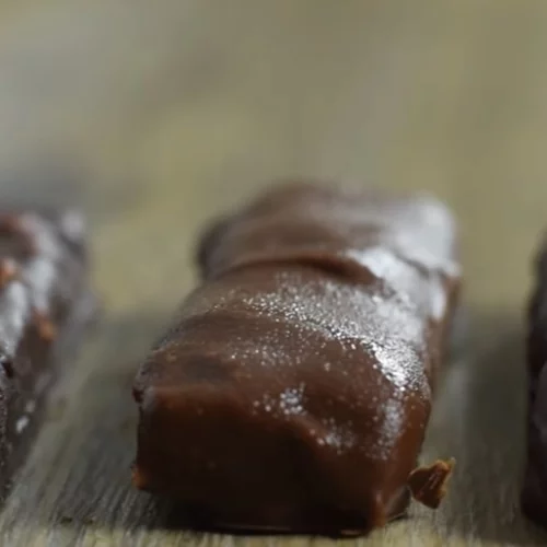 Συνταγή για σπιτικά snickers με λίγες θερμίδες και χωρίς ζάχαρη