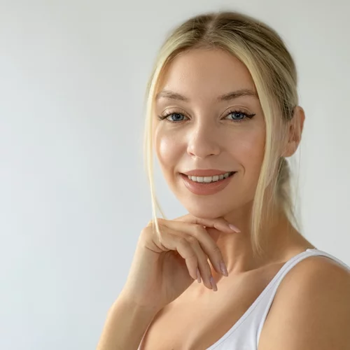 10 χρόνια νεότερη: Τα έξυπνα tips στο μακιγιάζ σου για να δείχνει η επιδερμίδα σου νεότερη και γεμάτη φρεσκάδα