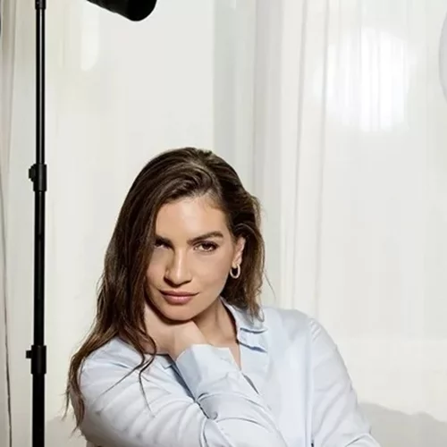 Η Χριστίνα Κανελλοπούλου ανανέωσε το χρώμα των μαλλιών της στο σπίτι [και εμείς μόλις βρήκαμε την πιο effortless βαφή χωρίς αμμωνία για pro αποτέλεσμα]