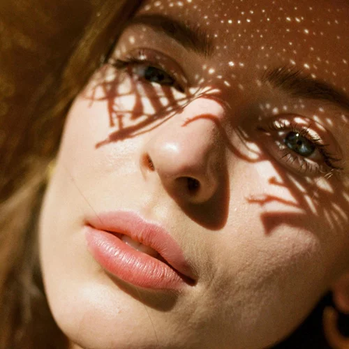 Πώς να μειώσω τις ρυτίδες και τις καφέ κηλίδες; Φυσικά συστατικά που τις καταπολεμούν