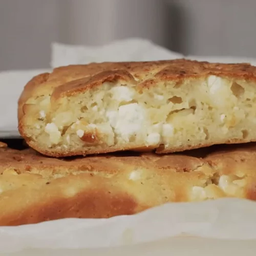 Φτιάξε με 3 βήματα την πιο γευστική τυρόπιτα - χωρίς φύλλο, με γιαούρτι