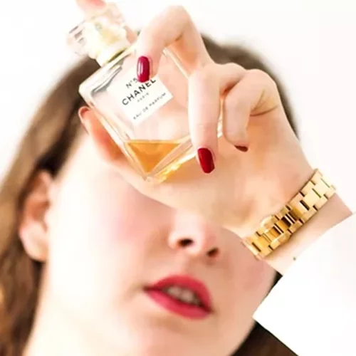 Το μικρό μυστικό που θα κάνει το άρωμά σου να διαρκεί όλη τη μέρα