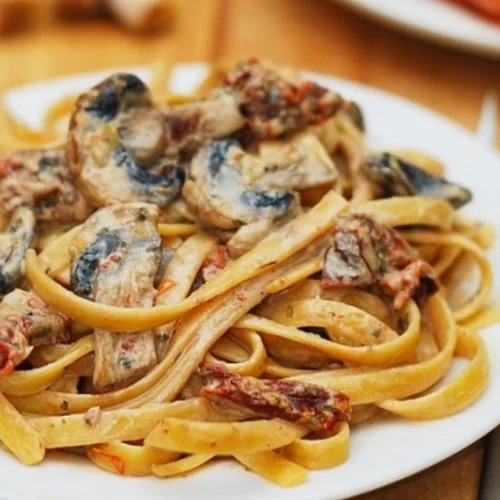 Ταλιατέλες με ψαρονέφρι, λιαστή ντομάτα και ανθότυρο