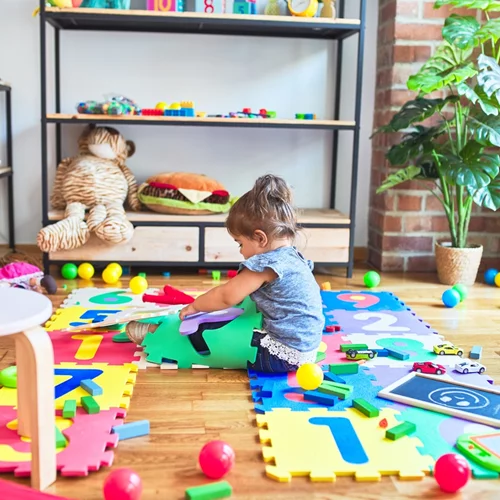 Όταν το παιδί έχει πολλά παιχνίδια αλλά δεν παίζει με κανένα