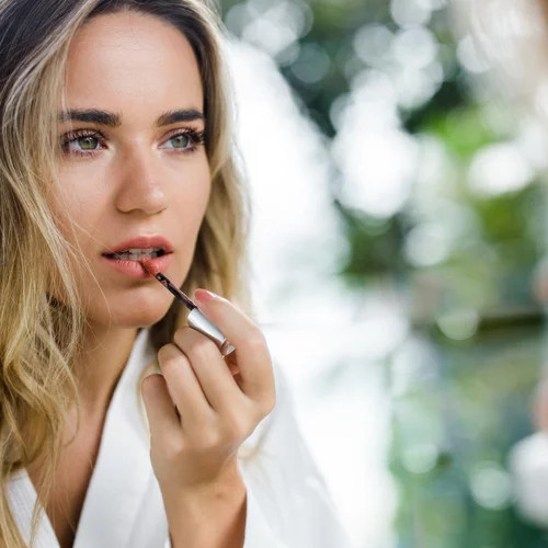 5 ζουμερά lip oils για ενυδατωμένα και λαμπερά χείλη