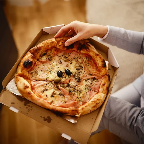 4 πράγματα που κάνεις και δεν σε βοηθούν να σταματήσεις τα υπερφαγικά επεισόδια