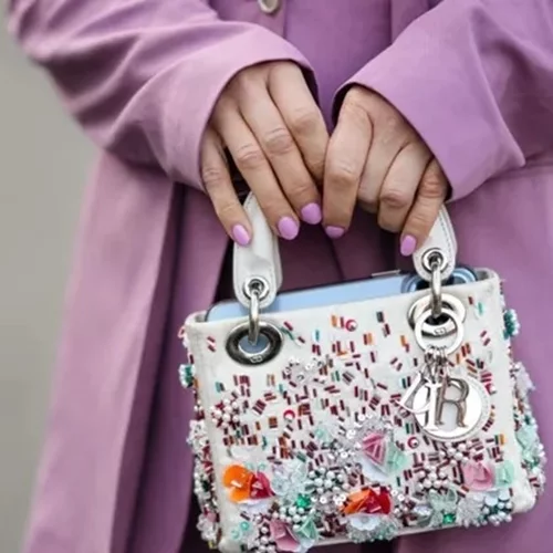 Έκλεισες ραντεβού για νύχια; Τα lavender milk nails είναι η τάση που πρέπει να δοκιμάσεις