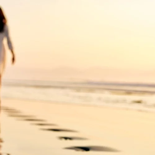 Silent walking: Η νέα τάση στο περπάτημα βελτιώνει την ψυχική σου υγεία