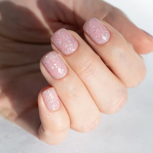 10 κομψά μανικιούρ με glitter που όντως θα θέλετε να υιοθετήσετε