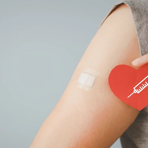 Q+A για τα εμβόλια που "πιάνουν" την παραλλαγή Όμικρον