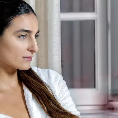 Θες λαμπερή επιδερμίδα στις γιορτές; H κίνηση ματ για να την αποκτήσεις