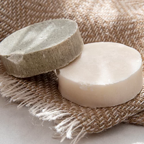 Στέρεο σαμπουάν: Τα οφέλη του για τα μαλλιά σου αλλά και για το περιβάλλον