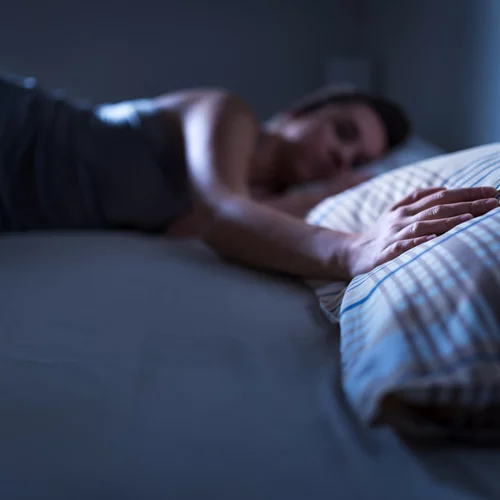 Κοιμόμαστε χώρια: Πώς το sleep divorce μπορεί να σώσει μία σχέση