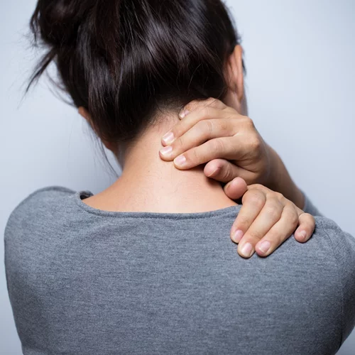 Πόνος σε αυχένα και πλάτη: Πώς να τον ανακουφίσεις με ένα μπουκάλι νερό