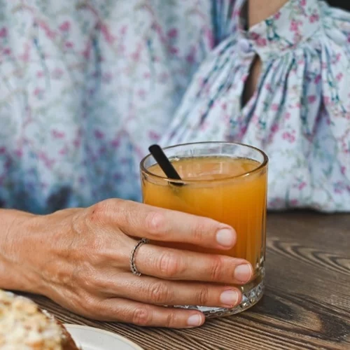 Είσαι άνω των 50; 6 πράγματα που καλό είναι να κάνεις κάθε πρωί πριν τις 9