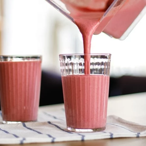 Λάμψη, ανανέωση, ενέργεια: 3 απολαυστικές συνταγές για smoothies, φτιαγμένες με εποχικά φρούτα