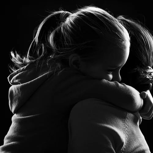 Όταν τα παιδιά ρωτάνε για το θάνατο: Να τι απαντάς σε κάθε ερώτηση λέει η ειδικός