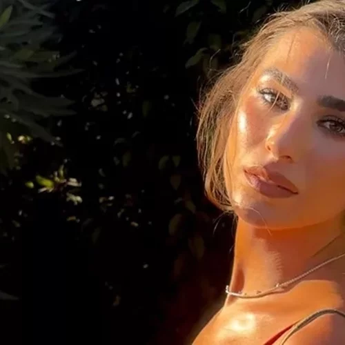 Η Χρύσα Μιχαλοπούλου υιοθέτησε το ιδανικό hairlook για γάμους και βαφτίσεις δίπλα στο κύμα