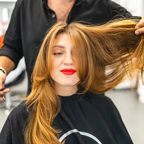 3 απλά μυστικά για να διατηρήσεις αναλλοίωτο το χρώμα των μαλλιών σου μετά το κομμωτήριο