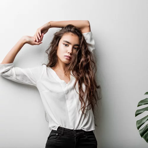 Τα ωραιότερα χρώματα μαλλιών για μελαχρινές του φετινού καλοκαιριού