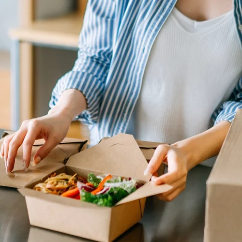 Φαγητό απέξω: 7 κανόνες για υγιεινές επιλογές σε πακέτο