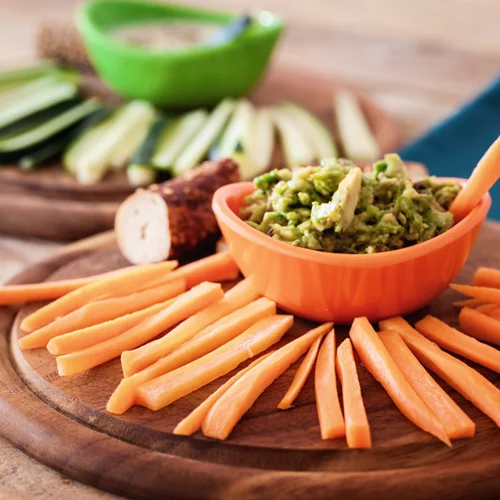 5 ιδέες για αλείμματα που συνοδεύουν τέλεια στικς λαχανικών και κριτσίνια