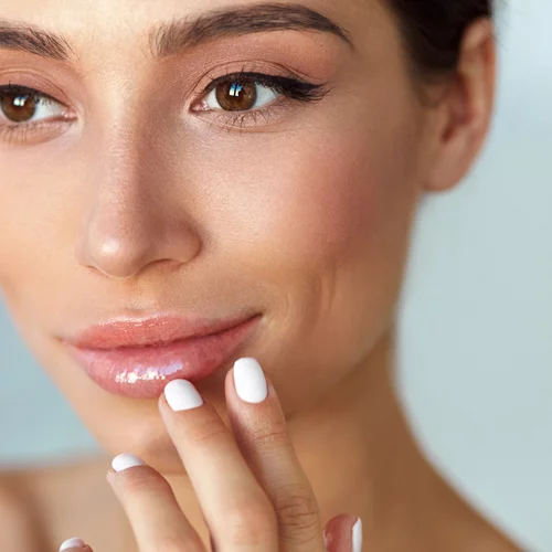 Η απρόσμενη συνήθεια που γερνά τα χείλη