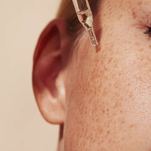 6 παράγοντες που πρέπει να προσέξεις αν κάνεις απολέπιση με AHAs και BHAs