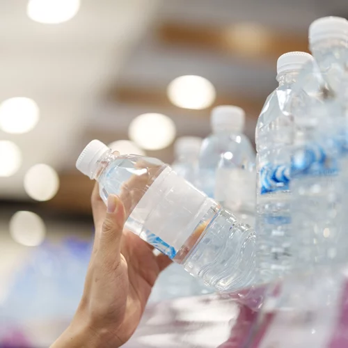 Πίνεις εμφιαλωμένο νερό; Μάθε τι κινδύνους μπορεί να κρύβει αυτή η συνήθεια