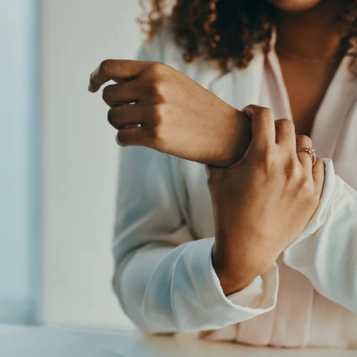 Έχεις μειωμένη δύναμη στα χέρια ή ούλα που αιμορραγούν; Τι μπορεί να σου "λέει" το σώμα σου