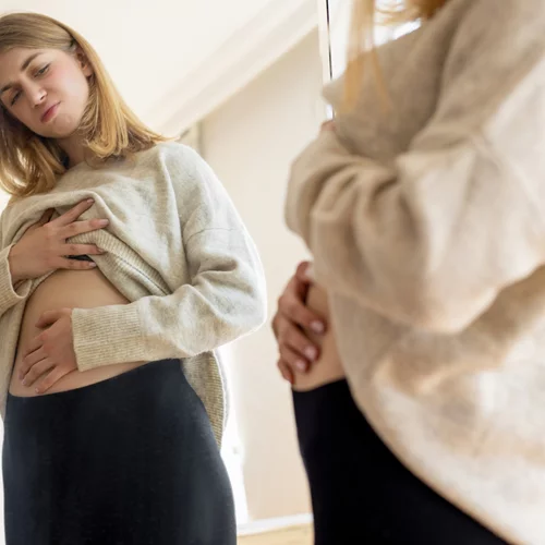 Φούσκωμα μετά το φαγητό; Το απλό κόλπο με τα χέρια που βοηθά τη χώνεψη