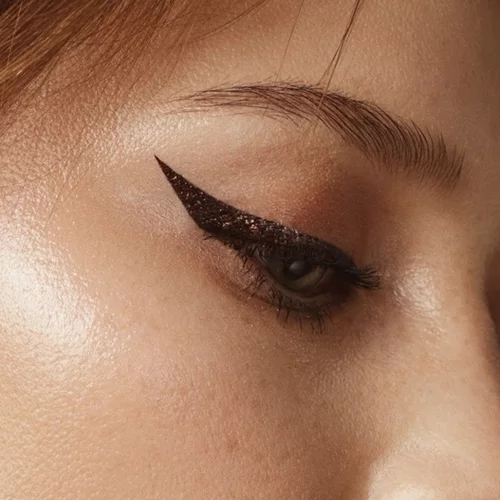Aυτό το περλέ eyeliner από τα Zara κοστίζει μόνο 10 ευρώ και μπορεί να κάνει κάθε beauty look ανάρπαστο
