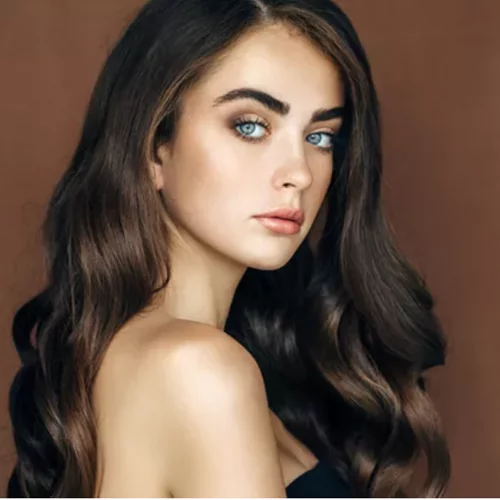 Chocolate Cake: Η αγαπημένη απόχρωση μαλλιών για μελαχρινές τη φετινή άνοιξη