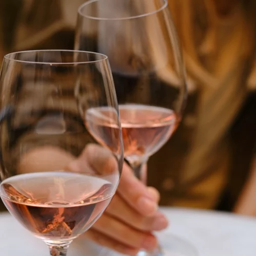 Ένα ποτήρι κρασί τη μέρα: Τι (μπορεί να) κάνει στον εγκέφαλο