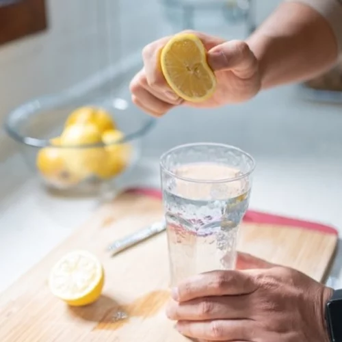 Γιατί τελικά μας ωφελεί να πίνουμε ζεστό νερό με λεμόνι το πρωί