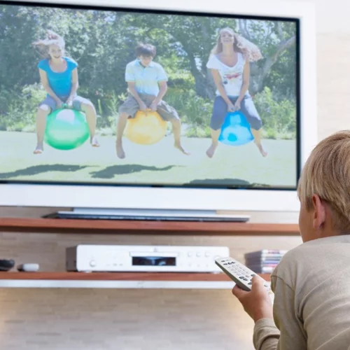 Βλέπει το μικρό σου πολλές ώρες τηλεόραση; Μάθε ποιος κίνδυνος ελλοχεύει