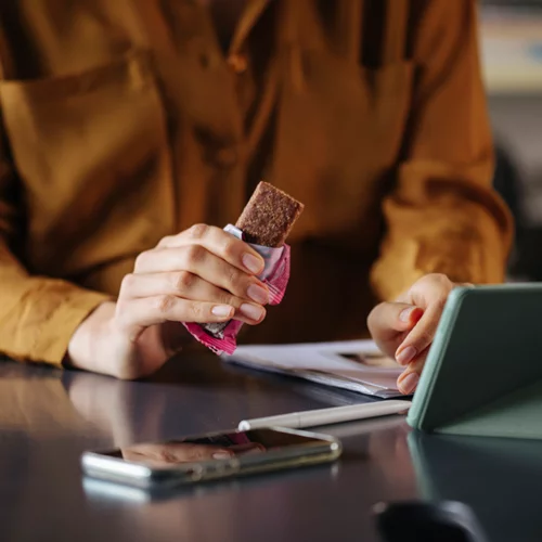 Διατροφικοί μύθοι γύρω από τα σνακ που πρέπει να σταματήσεις να πιστεύεις