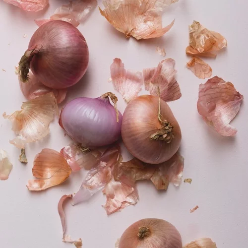 Τέσσερις τρόποι να αξιοποιήσεις τις φλούδες κρεμμυδιού στη μαγειρική