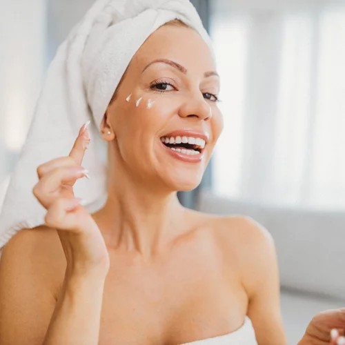 Παγκόσμια Ημέρα Εμμηνόπαυσης: Οι πιο αποτελεσματικές αντιρυτιδικές κρέμες για μετά τα 50