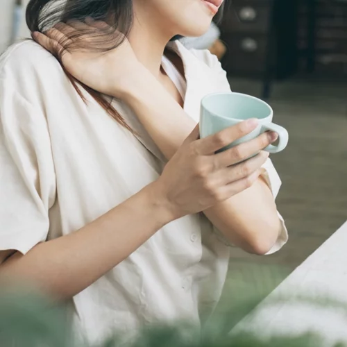 Αυχένας: Πες "αντίο" στην καμπούρα με 4 απλές ασκήσεις του 1'