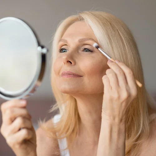 3 συχνά λάθη στο μακιγιάζ μετά τα 50 - Και πώς να τα διορθώσεις